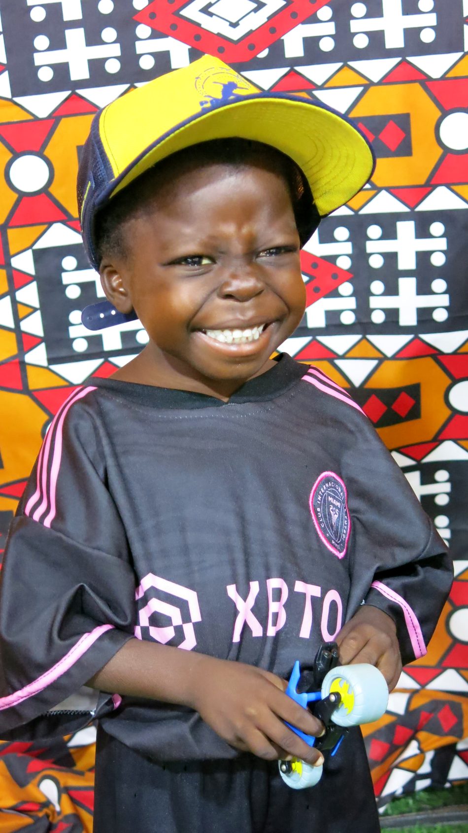 Criança sorrindo na comunidade do Camassa, Angola